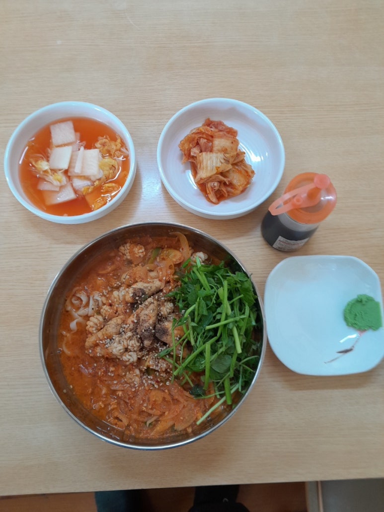 감칠맛회국수 이미지