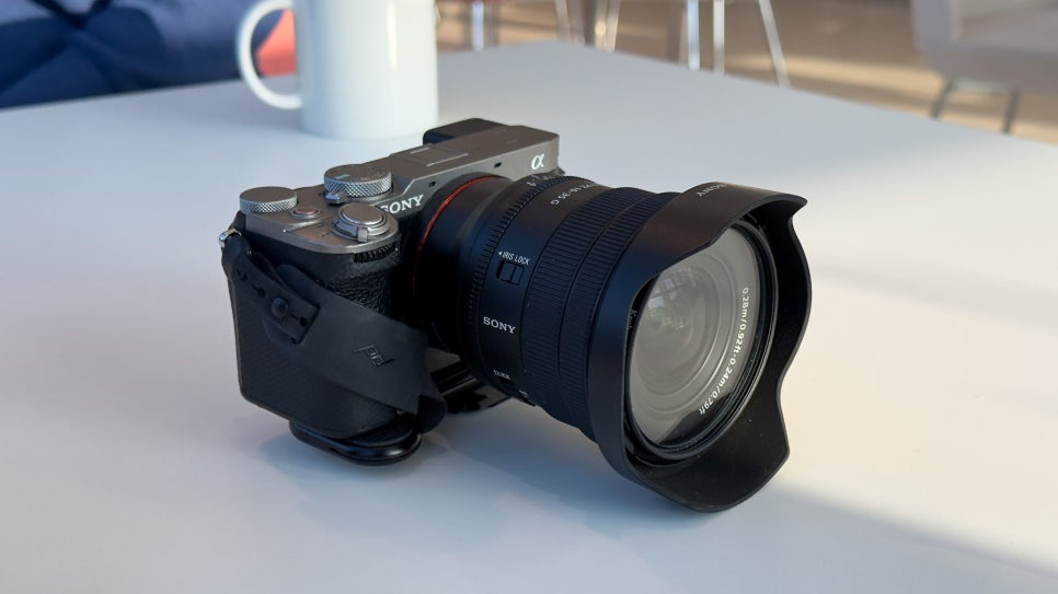 소니 A7C2 가벼운 입문자용 풀프레임 미러리스 카메라와  SONY FE PZ 16-35mm F4 G렌즈 조합 이미지 5
