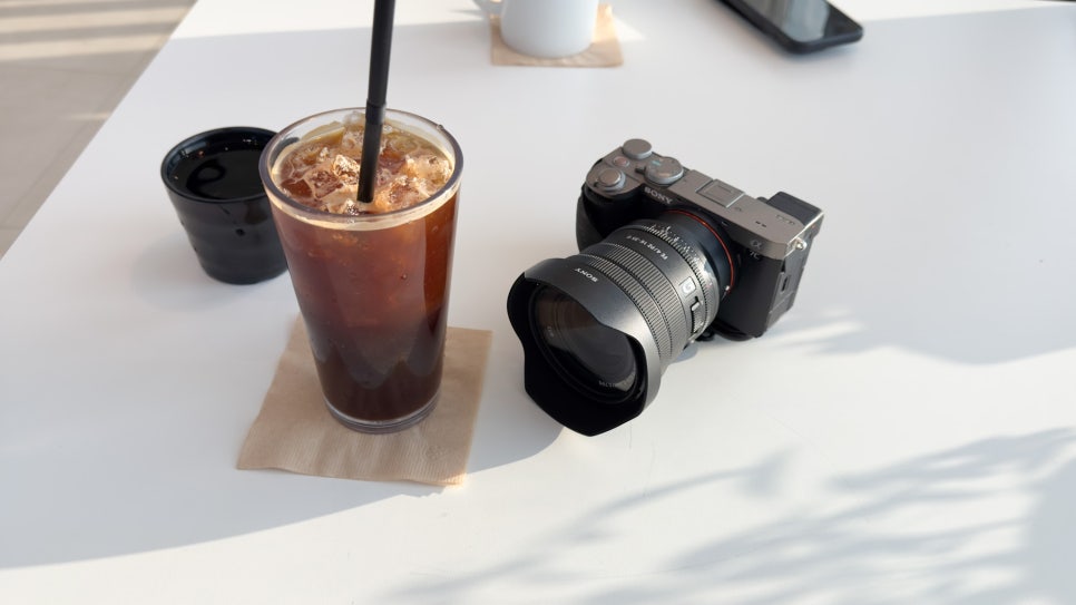 소니 A7C2 가벼운 입문자용 풀프레임 미러리스 카메라와  SONY FE PZ 16-35mm F4 G렌즈 조합 이미지 6