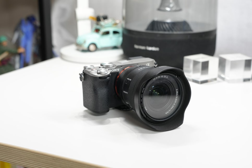 소니 A7C2 가벼운 입문자용 풀프레임 미러리스 카메라와  SONY FE PZ 16-35mm F4 G렌즈 조합 이미지 3
