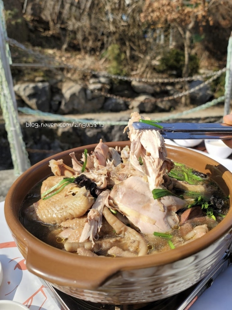 산닭백숙 이미지