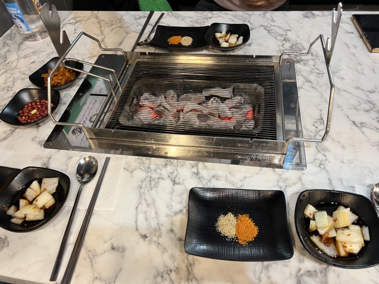 순한양꼬치양다리걸쳐 이미지
