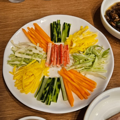 뒷골뭉티기육회 이미지