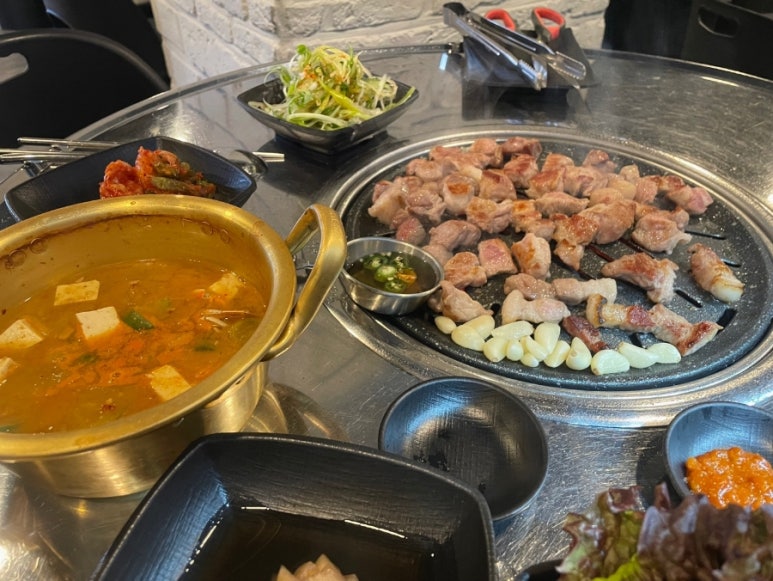 엄마의 고기 만찬 이미지