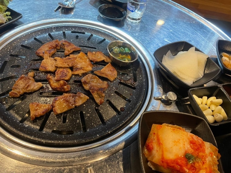 엄마의 고기 만찬 이미지