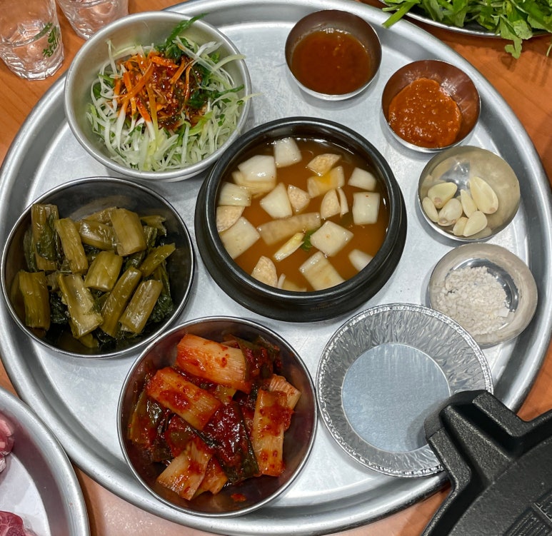 솥뚜껑에꽃한판 이미지