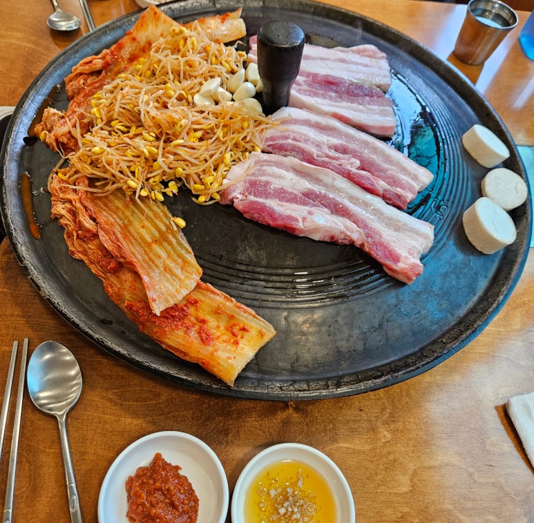 꿀돼지솥뚜껑삼겹살 이미지