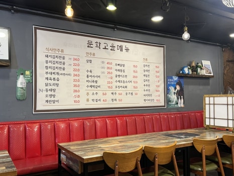 초가에 걸린 달 이미지