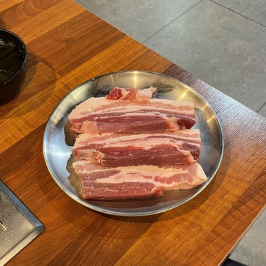꿀꿀이생삼겹 이미지