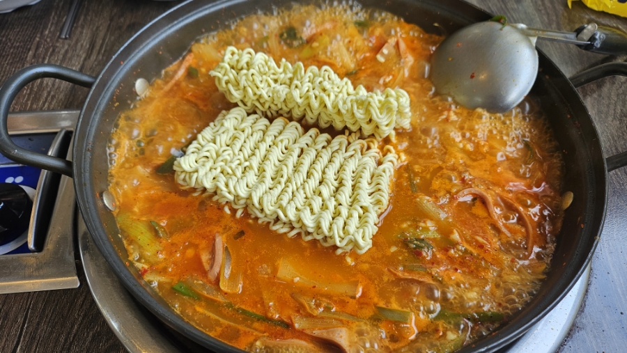 푸짐한옛날부대찌개 이미지