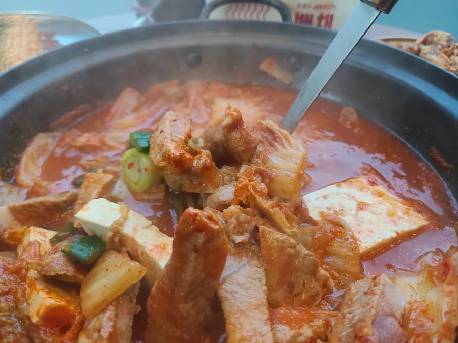 푸짐한김치찌개 이미지