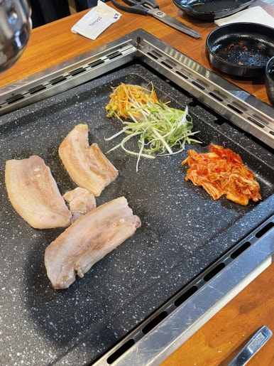 꿀꿀이생삼겹 이미지