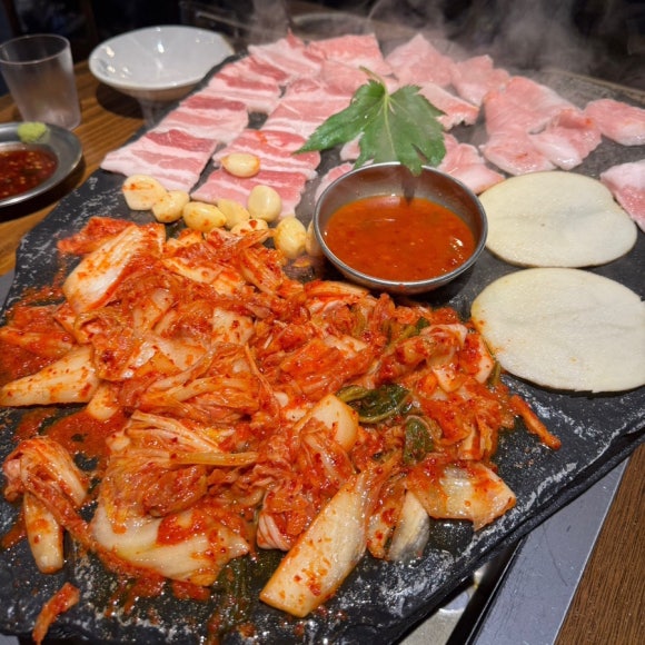 돌판김치삼겹 이미지