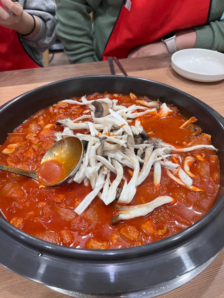 항아리짜글이송어비빔회 이미지