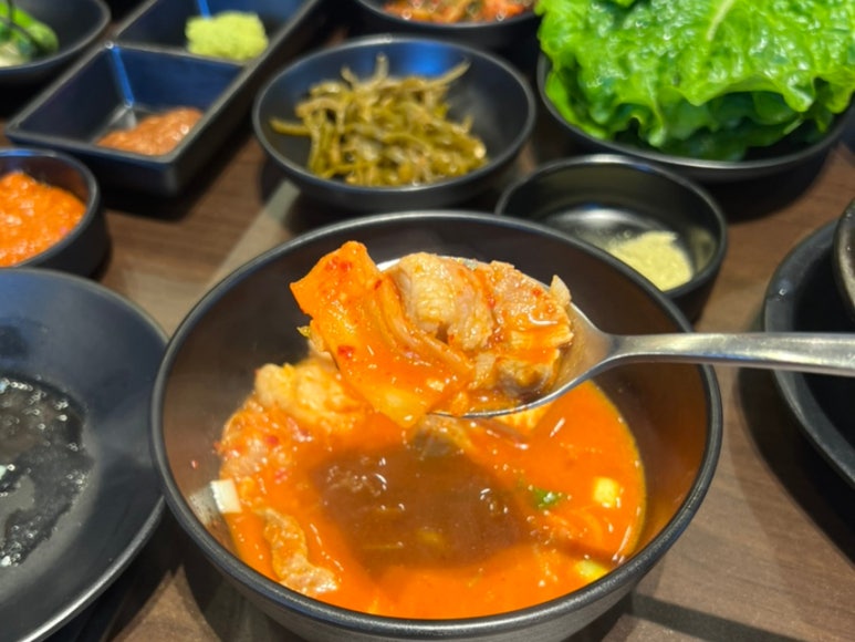 푸짐한김치찌개 이미지