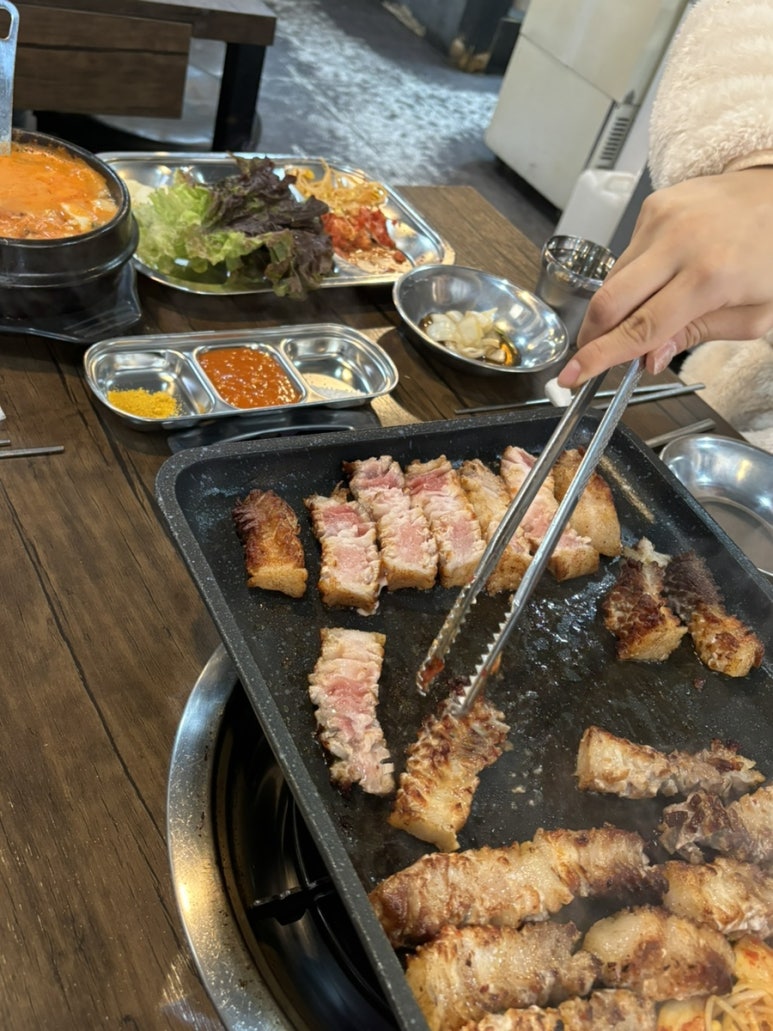 꽃피는꽃삼겹 이미지