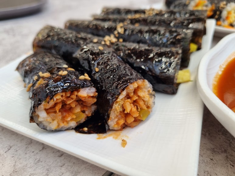 꼬미김밥 이미지