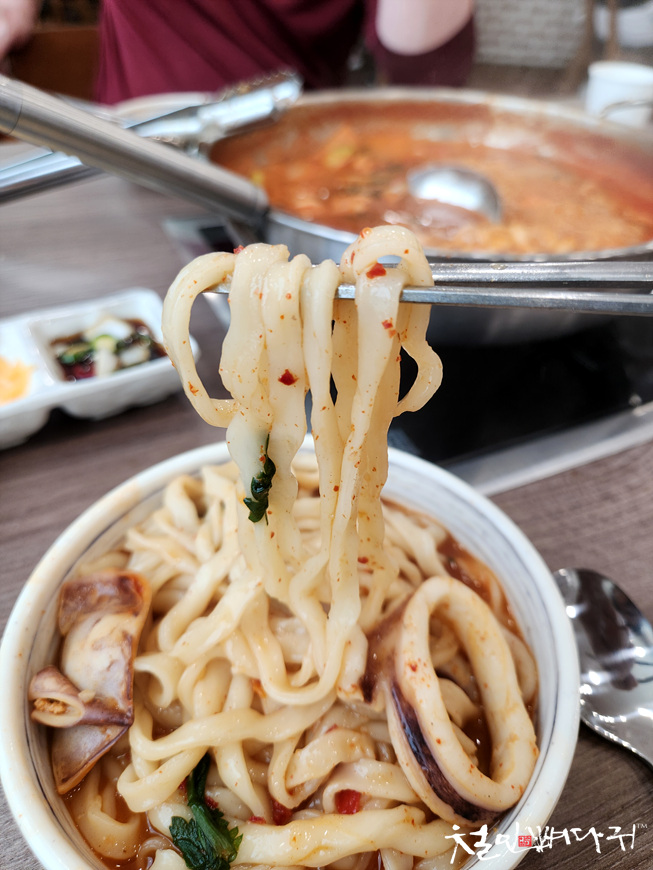 얼큰칼국수 이미지