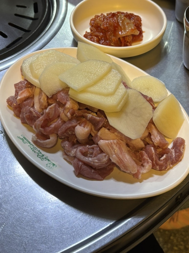꿀꿀뒷고기 이미지