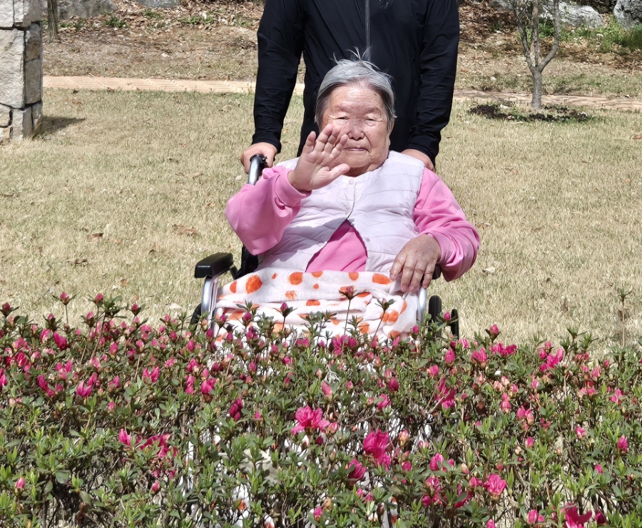꽃길 걷는 엄마 이미지