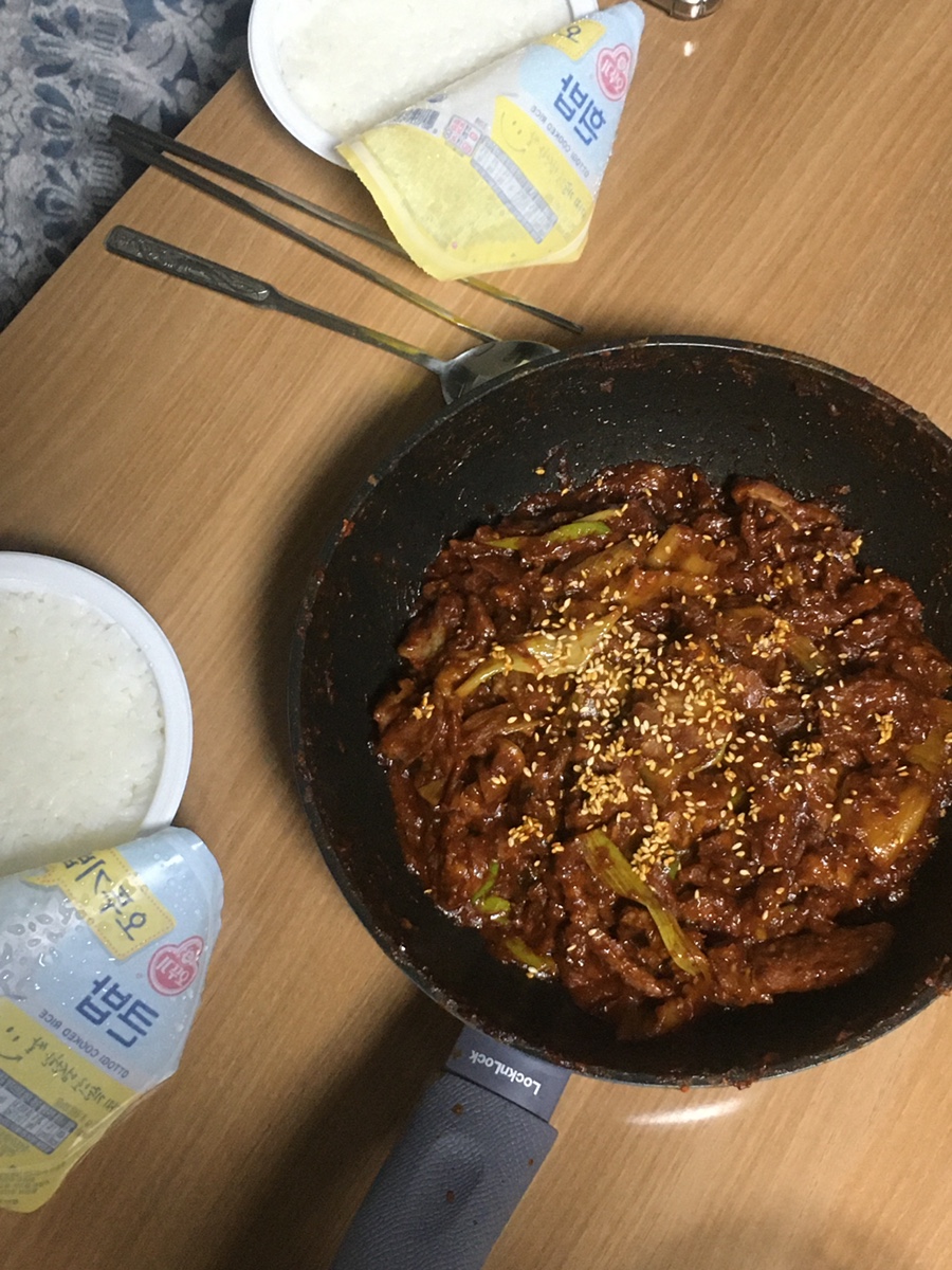 제육의습격 이미지