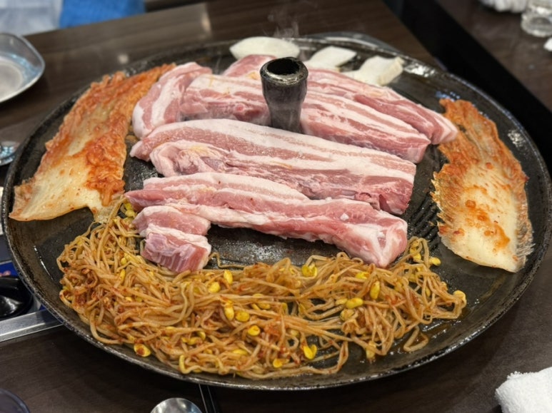 황금돼지솥뚜껑삼겹살 이미지