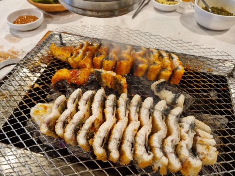 민물장어 이미지