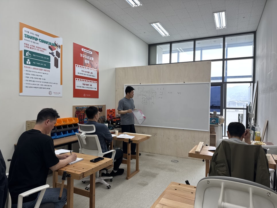 가구를고치는사람들 이미지