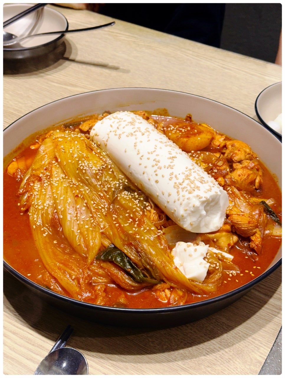 찜닭에꽂힌닭집애 이미지