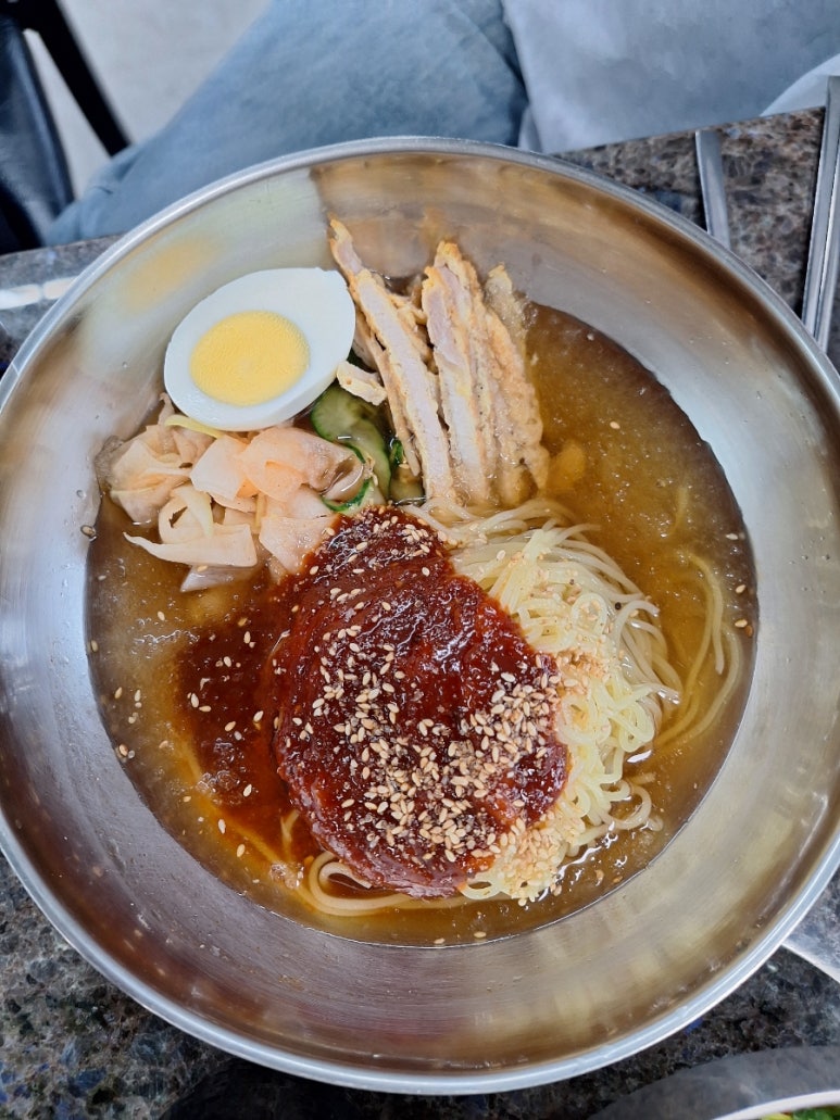 용팔이밀면 이미지