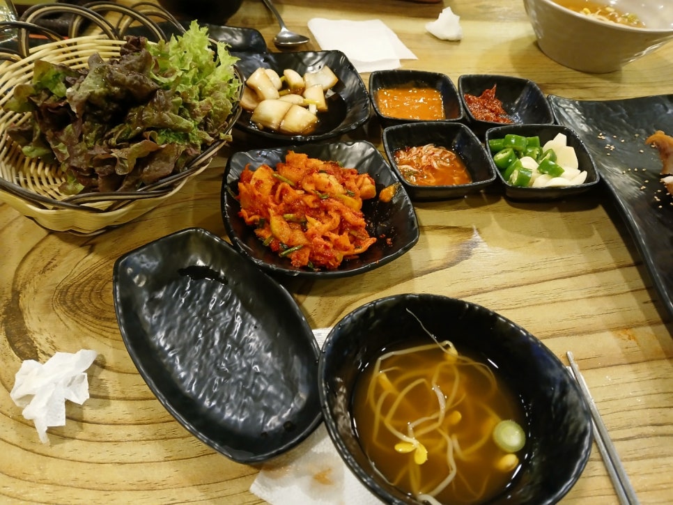 돼지가족 왕족발 이미지