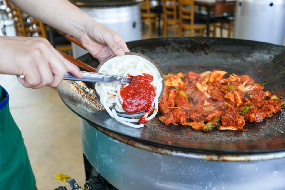 가평 솥뚜껑만난닭 솔직 후기 - 하늘숲빌리지 글램핑 가기 전 들른 최고의 닭갈비 맛집 이미지 13