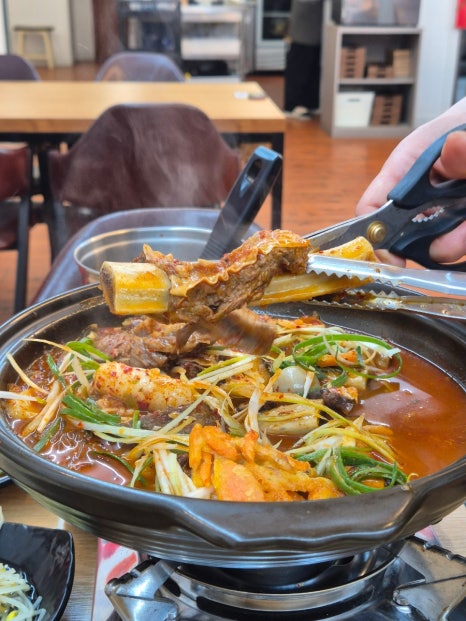 홍칼라소갈비찜 이미지