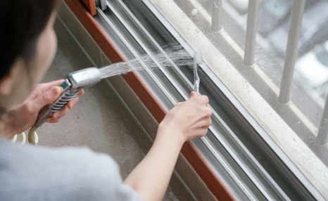 How to clean window frames step by step