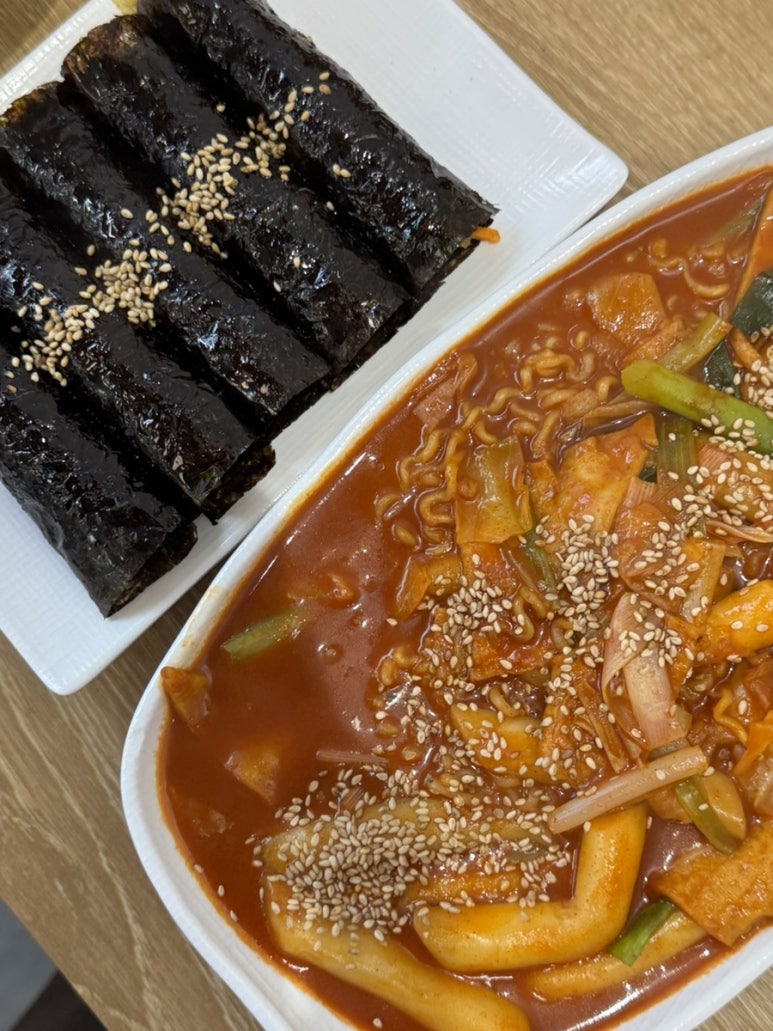 꼬미김밥 이미지