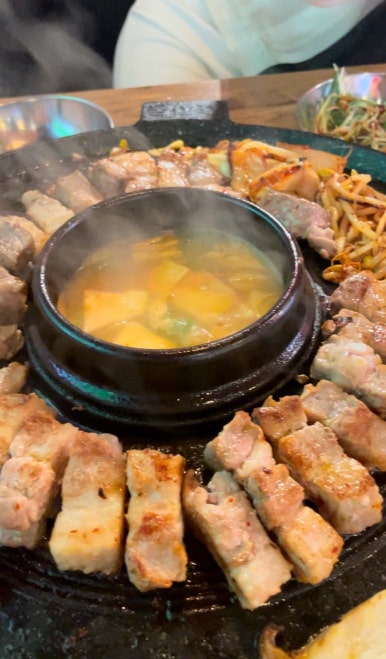 뚝배기솥뚜껑삼겹살 이미지