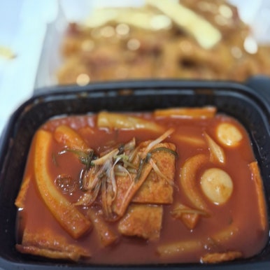 닭강정왕자떡볶이공주 이미지