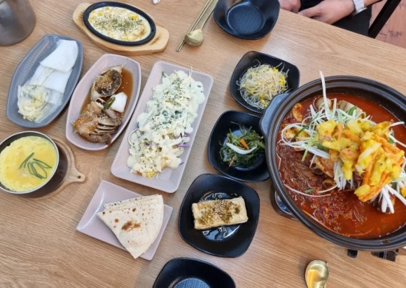 홍칼라소갈비찜 이미지