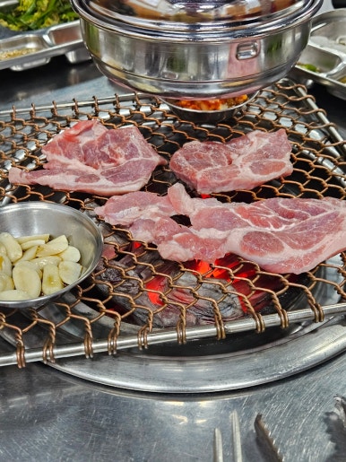 진목살참숯돼지 이미지