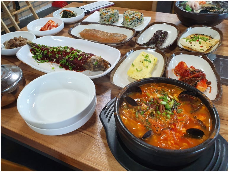 큰 기와집 한상 이미지