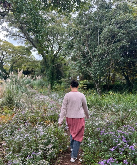 꽃길 걷는 엄마 이미지