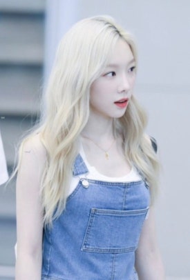 금발 미용실 이미지