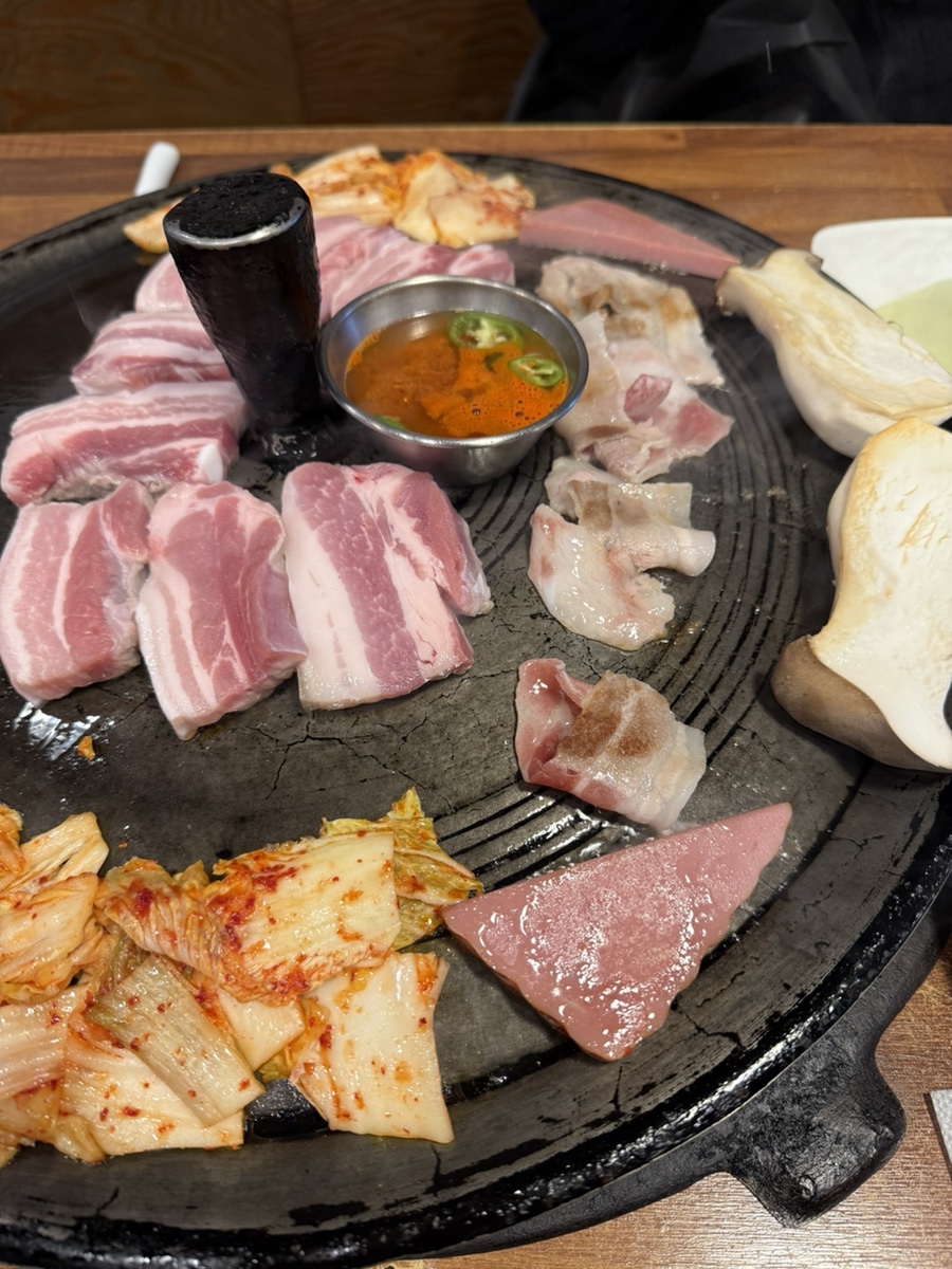 돈꿈솥뚜껑삼겹살 이미지