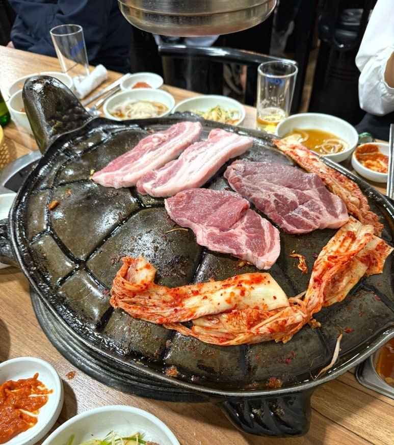 거북솥삼겹살 이미지