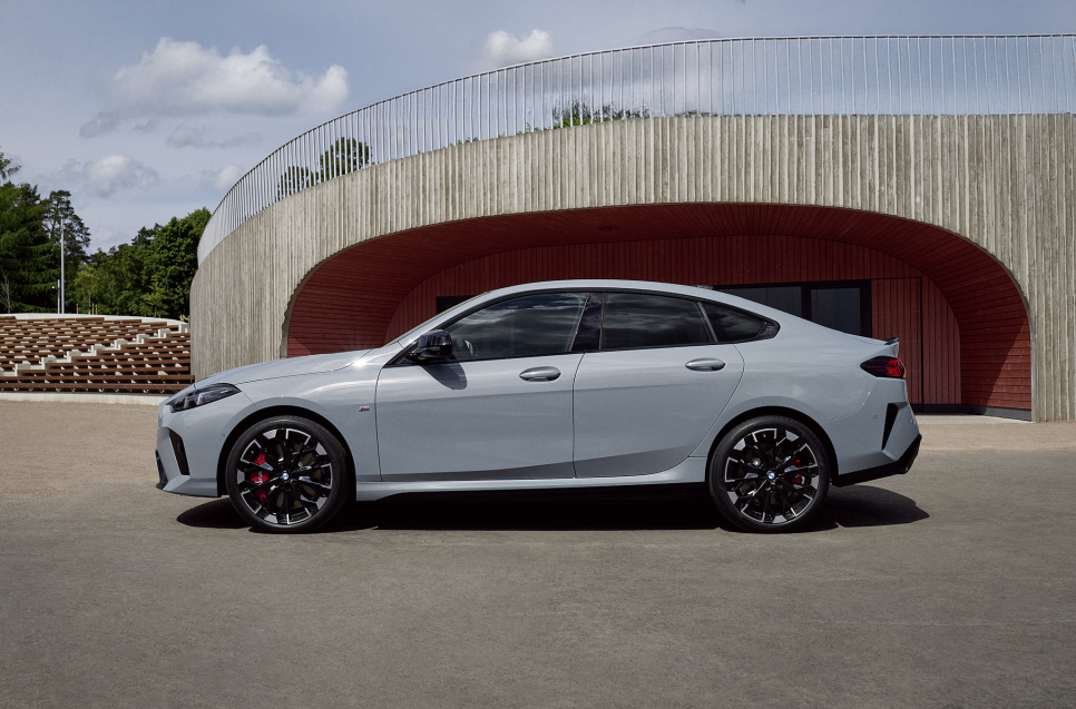 2025 BMW M235 xDrive 그란 쿠페 "국내 경쟁자는 현대 아반떼N이라고?" 이미지 12