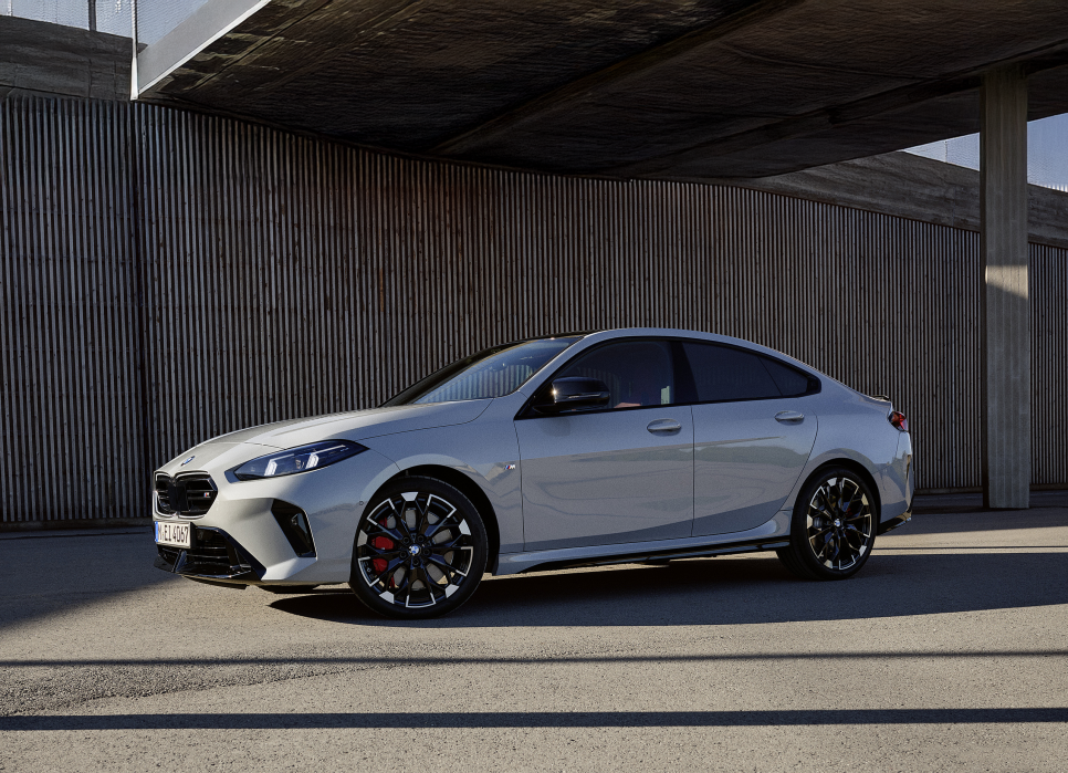 2025 BMW M235 xDrive 그란 쿠페 "국내 경쟁자는 현대 아반떼N이라고?" 이미지 4