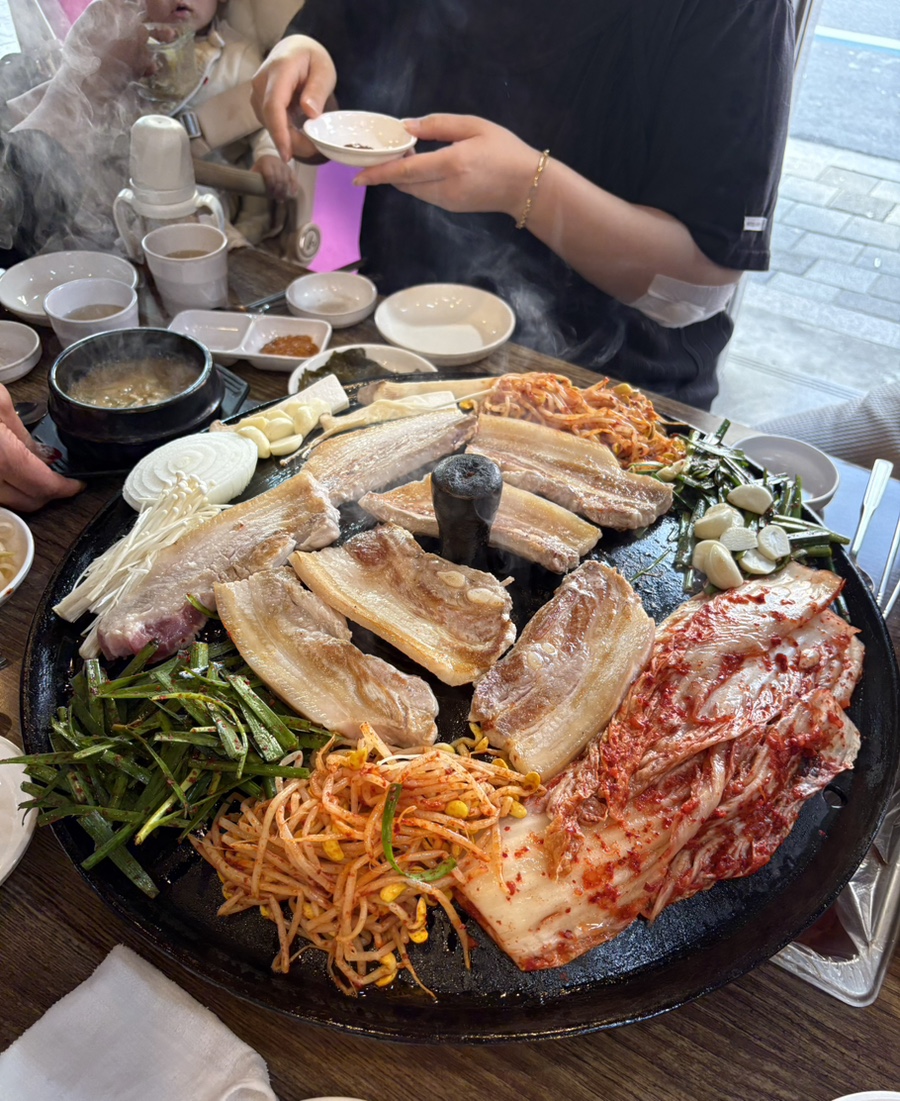 묵고갈래솥뚜껑삼겹살 이미지