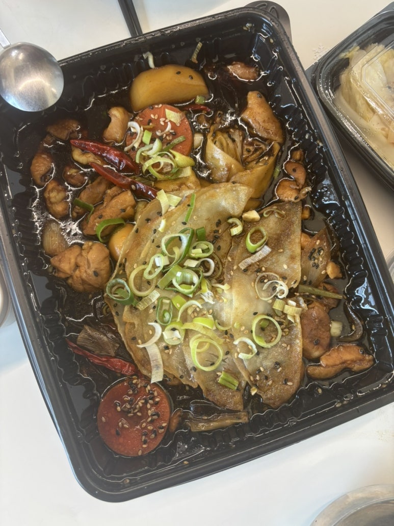 까만찜닭빨간볶닭 이미지