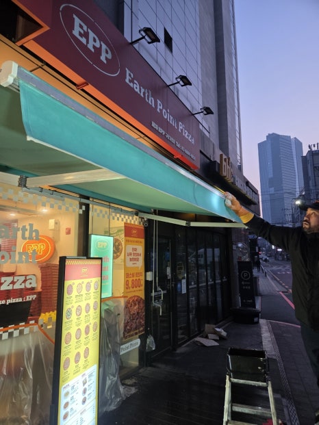시선이 머무는 간판 이미지