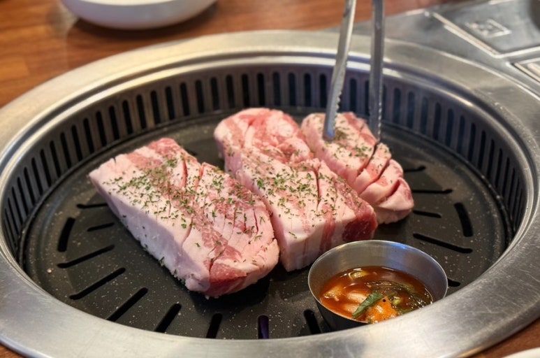 노란꽃돼지 이미지